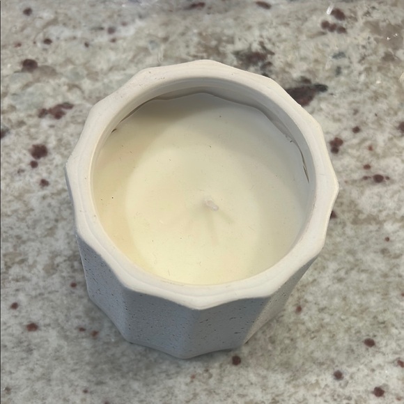 New hearth and hand magnolia candle in pampas scent - Picture 1 of 3